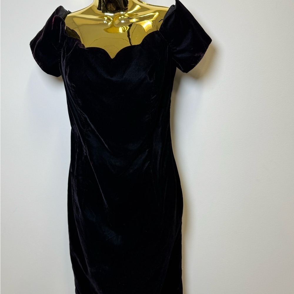Jarrod’s Dark Burgundy/ Wine Velvet Scallop Neck Dress Size 6 Vintage Cocktail